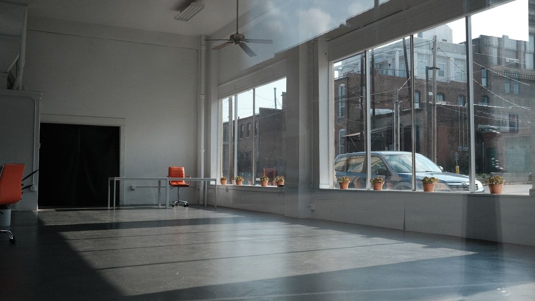 Ljus och rymlig fotostudio i Stockholm med stora fönster och industriell känsla.