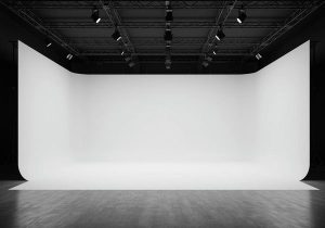 En stor vit cykloramavägg i en modern fotostudio i Stockholm.