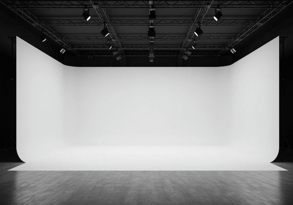 En stor vit cykloramavägg i en modern fotostudio i Stockholm.