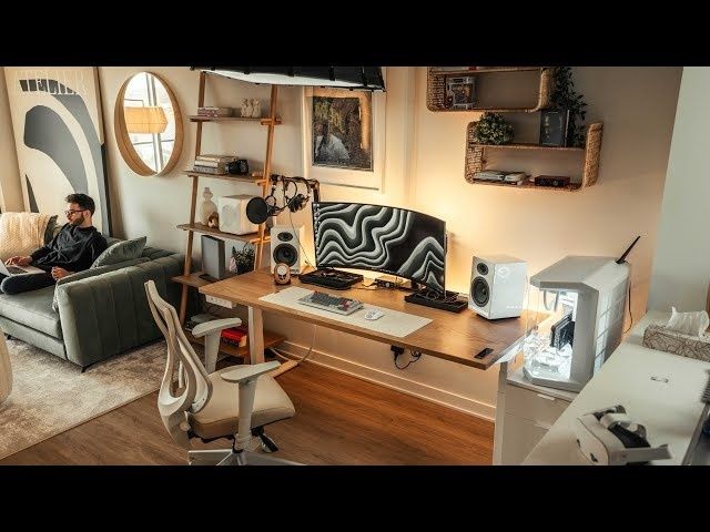 Kompakt hemmakontor med skrivbord, skärmar och stol i vardagsrummet